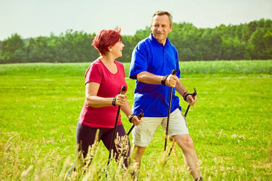 Aktywni seniorzy uprawiają nordic walking