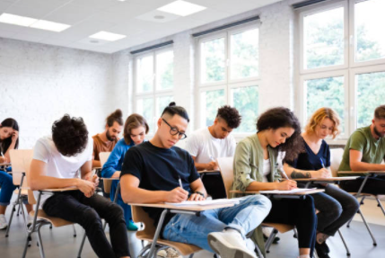 Studenci na uczelni